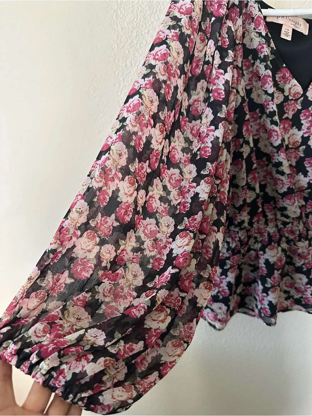 Philosophy women's Floral V-Neck - Black with Pink Roses size L/ NWOT 1008